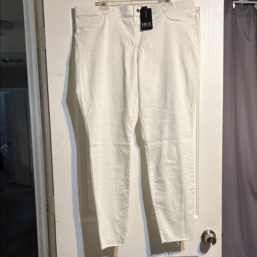 HUE Classic White Denim Pants